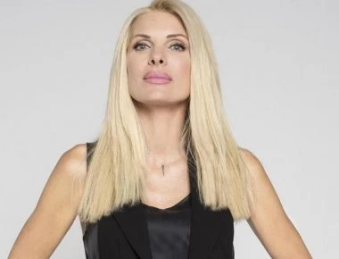 Ελένη Μενεγάκη: Μας εύχεται καλό καλοκαίρι από το καμαρίνι της (βίντεο)